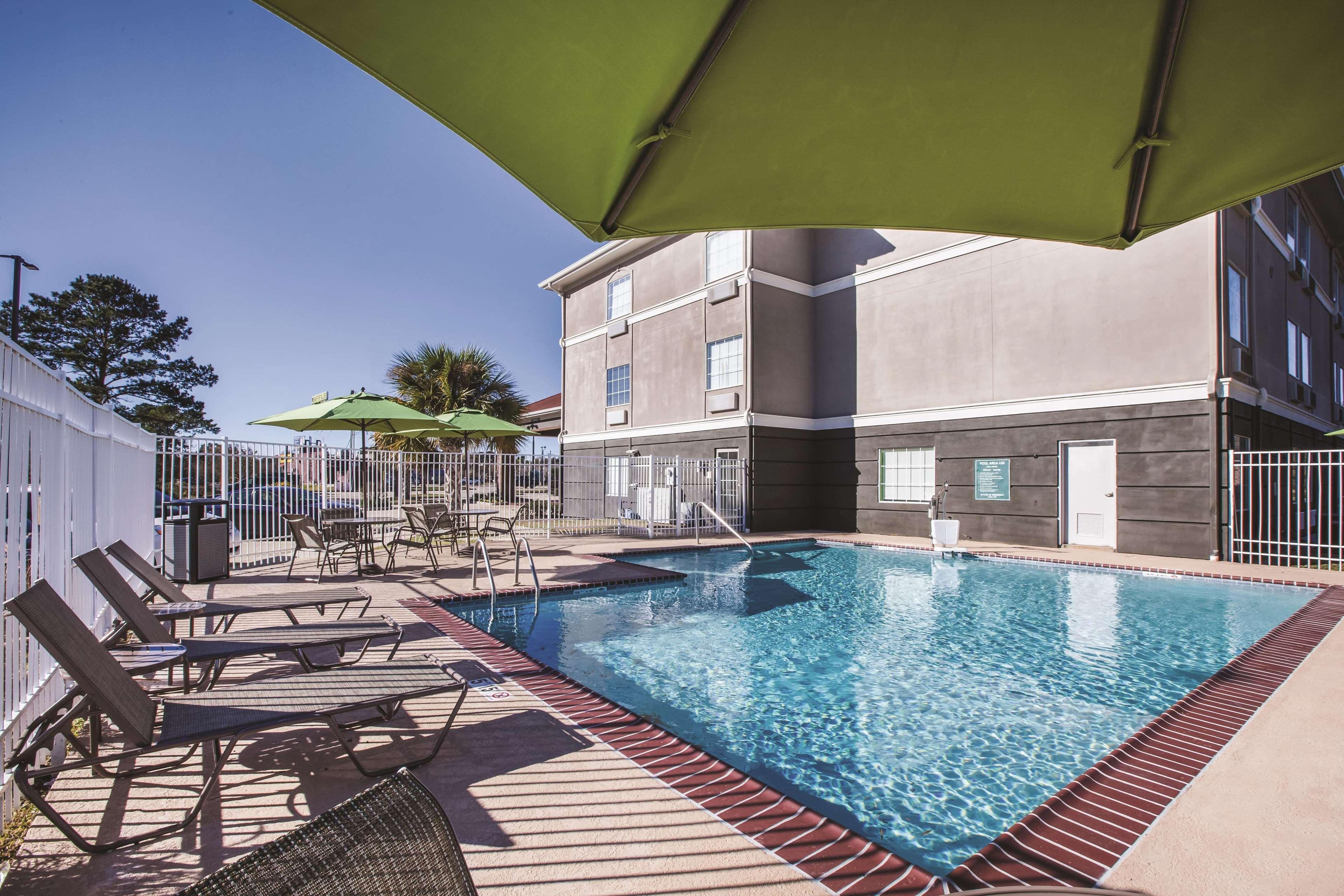 Отель La Quinta By Wyndham Walker - Denham Springs Экстерьер фото